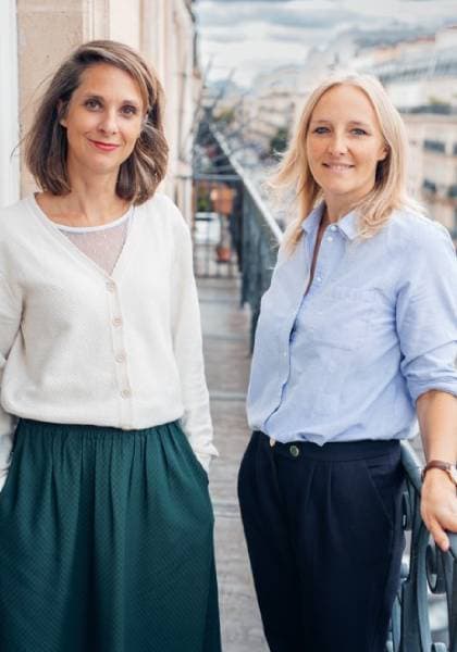 Maîtres Join-Lambert et Mouchel sur le balcon de l'étude